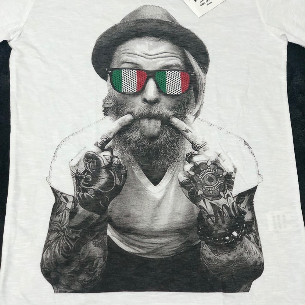 Tee with cool artwork - Picture 3 of 3